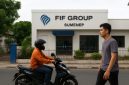 Warga melintas di depan kantor FIF Group Sumenep, usai muncul dugaan perampasan kendaraan terhadap warga Kelurahan Pajagalan, Selasa (15/10/2025).