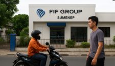 Warga melintas di depan kantor FIF Group Sumenep, usai muncul dugaan perampasan kendaraan terhadap warga Kelurahan Pajagalan, Selasa (15/10/2025).