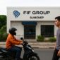 Warga melintas di depan kantor FIF Group Sumenep, usai muncul dugaan perampasan kendaraan terhadap warga Kelurahan Pajagalan, Selasa (15/10/2025).
