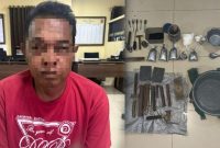 Petugas Satreskrim Polres Sumenep saat mengamankan pelaku berinisial M, warga Desa Banjar Barat, Kecamatan Gapura, yang diduga menyimpan bahan peledak ilegal di rumahnya.