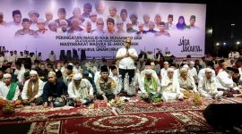 Ribuan warga Madura tumpah ruah di Monas. Dalam suasana Maulid Nabi, pengusaha tembakau H. Her berbagi rezeki Rp170 juta dan menyerukan kekompakan perantau Madura di Jakarta.