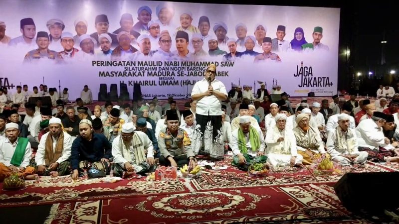 Ribuan warga Madura tumpah ruah di Monas. Dalam suasana Maulid Nabi, pengusaha tembakau H. Her berbagi rezeki Rp170 juta dan menyerukan kekompakan perantau Madura di Jakarta.