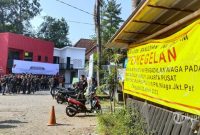 Bangunan SDN Temberu 2 di Kecamatan Batumarmar, Pamekasan, tampak disegel oleh ahli waris lahan. Akibatnya, aktivitas belajar mengajar dihentikan sementara.