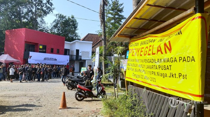 Bangunan SDN Temberu 2 di Kecamatan Batumarmar, Pamekasan, tampak disegel oleh ahli waris lahan. Akibatnya, aktivitas belajar mengajar dihentikan sementara.