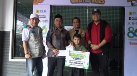 Penyerahan secara simbolis souvernir dan uang saku oleh YBM PLN UP3 Madura