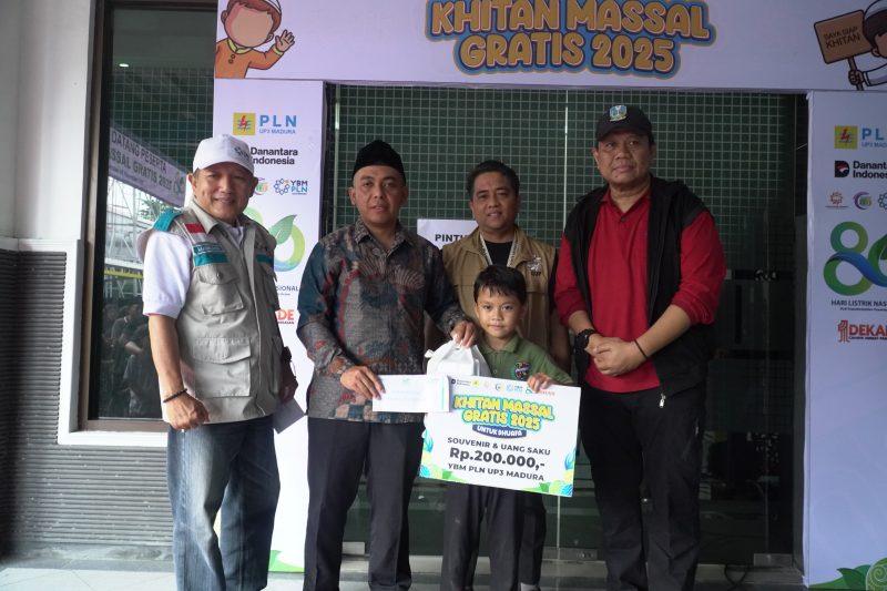 Penyerahan secara simbolis souvernir dan uang saku oleh YBM PLN UP3 Madura