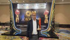CEO Bawang Mas Grup H. Khairul Umam, diwakili Ketua Bawang Mas Center (BMC) Abdullah, saat menerima penghargaan CNN Award 2025 yang secara langsung diberikan oleh Direktur Utama CNN Indonesia Titin Rosmasari, Jumat (31/10/2025)