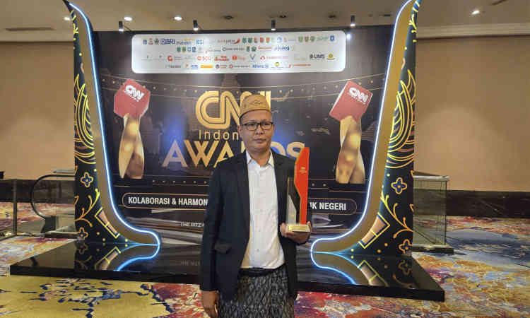 CEO Bawang Mas Grup H. Khairul Umam, diwakili Ketua Bawang Mas Center (BMC) Abdullah, saat menerima penghargaan CNN Award 2025 yang secara langsung diberikan oleh Direktur Utama CNN Indonesia Titin Rosmasari, Jumat (31/10/2025)
