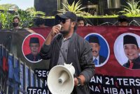 Koordinator Jaka Jatim, Musfiq, mendesak KPK agar menahan seluruh tersangka kasus hibah tanpa pandang bulu.