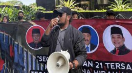 Koordinator Jaka Jatim, Musfiq, mendesak KPK agar menahan seluruh tersangka kasus hibah tanpa pandang bulu.