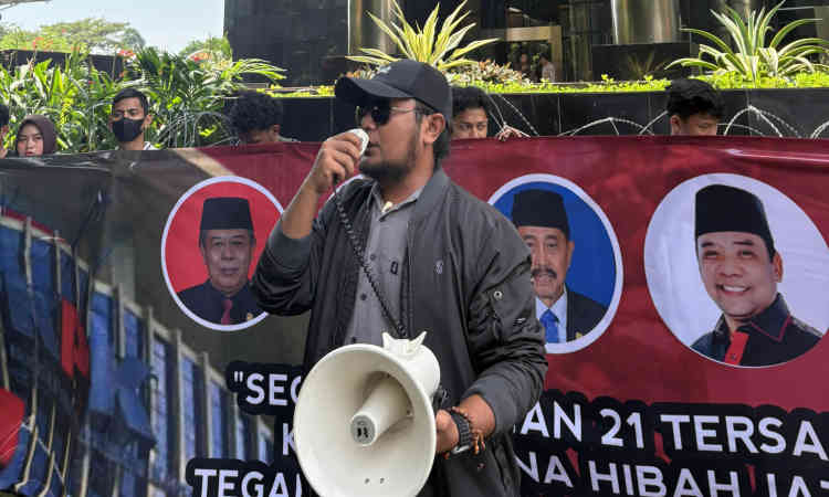 Koordinator Jaka Jatim, Musfiq, mendesak KPK agar menahan seluruh tersangka kasus hibah tanpa pandang bulu.