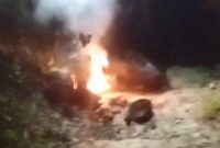 Suasana lokasi penemuan mayat pria yang diduga dibakar di jurang bekas galian batu bata, Pamekasan, Kamis (6/11/2025).