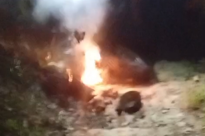 Suasana lokasi penemuan mayat pria yang diduga dibakar di jurang bekas galian batu bata, Pamekasan, Kamis (6/11/2025).