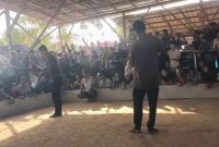 Aktivitas judi sabung ayam di Dusun Panjelin, Sokobanah Daya, terlihat ramai meski berada tak jauh dari Mapolsek Sokobanah.