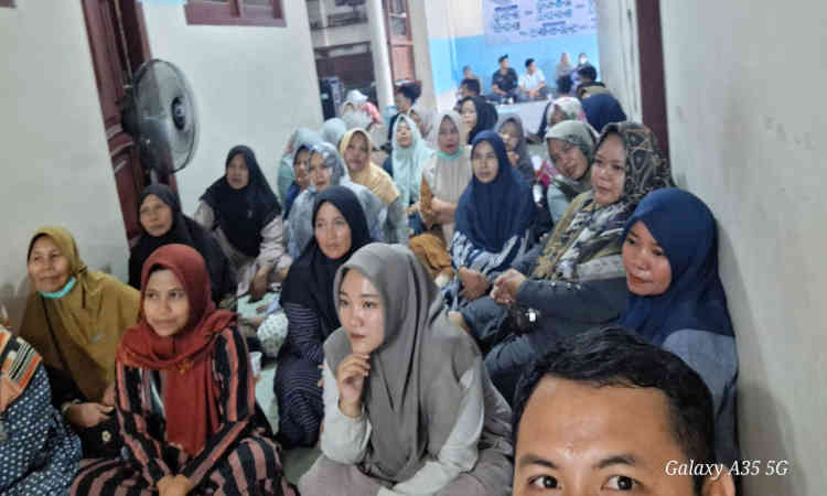 Relawan SPPG Humairoh Sejahtera Blumbungan mengikuti penyuluhan PKP dan IKL bersama Dinas Kesehatan Pamekasan.