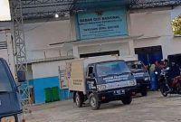 Kegiatan distribusi makanan bergizi oleh Yayasan Ibnu Bachir Klampar di salah satu sekolah penerima manfaat di Pamekasan.