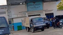 Kegiatan distribusi makanan bergizi oleh Yayasan Ibnu Bachir Klampar di salah satu sekolah penerima manfaat di Pamekasan.