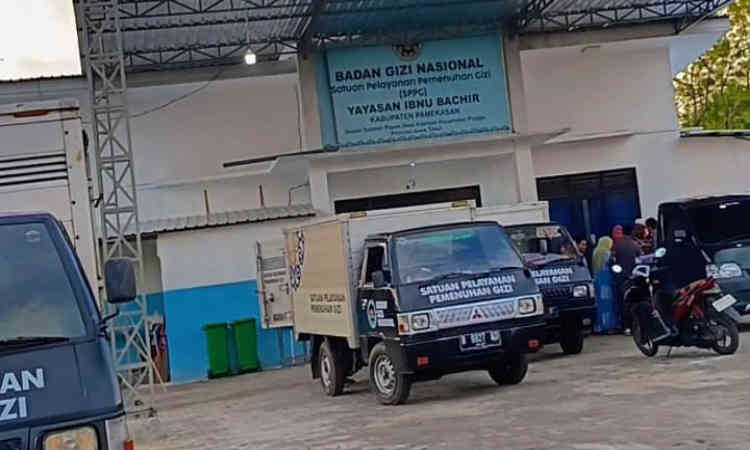 Kegiatan distribusi makanan bergizi oleh Yayasan Ibnu Bachir Klampar di salah satu sekolah penerima manfaat di Pamekasan.
