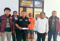 Petugas Polres Pamekasan saat mengamankan pria berinisial MY, terduga pelaku dorong istri siri di kawasan perbukitan Lesong Daya.