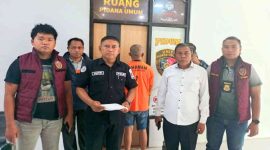 Petugas Polres Pamekasan saat mengamankan pria berinisial MY, terduga pelaku dorong istri siri di kawasan perbukitan Lesong Daya.