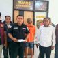 Petugas Polres Pamekasan saat mengamankan pria berinisial MY, terduga pelaku dorong istri siri di kawasan perbukitan Lesong Daya.