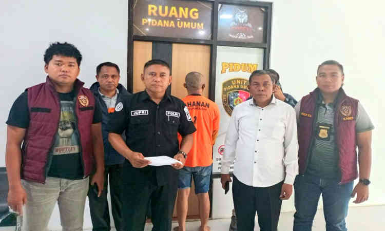 Petugas Polres Pamekasan saat mengamankan pria berinisial MY, terduga pelaku dorong istri siri di kawasan perbukitan Lesong Daya.