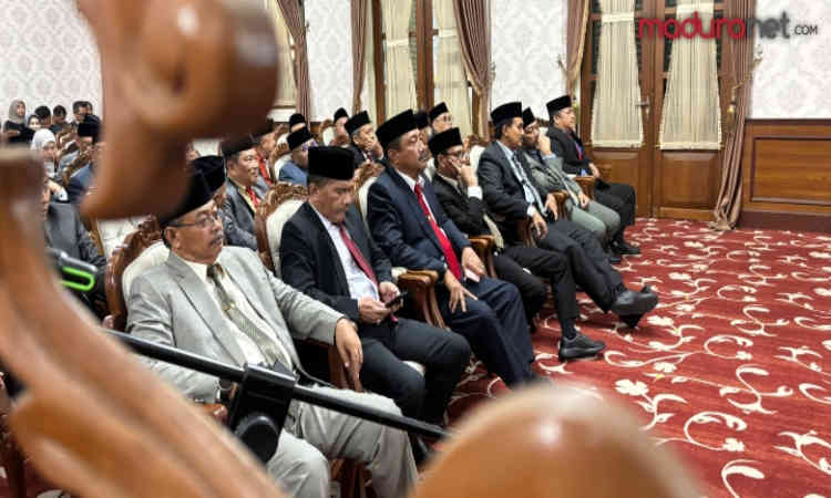 Bupati Pamekasan melantik dan mengambil sumpah 21 pejabat tinggi pratama dalam acara rotasi jabatan di Pendopo Ronggo Sukowati, Selasa (18/11/2025).