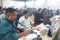 Ketua DPD Tani Merdeka, Basri, saat menyampaikan keluhan petani dan dugaan permainan harga pupuk dalam audiensi bersama DPRD Pamekasan, Selasa (18/11/2025).