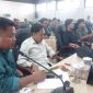 Ketua DPD Tani Merdeka, Basri, saat menyampaikan keluhan petani dan dugaan permainan harga pupuk dalam audiensi bersama DPRD Pamekasan, Selasa (18/11/2025).