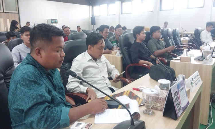 Ketua DPD Tani Merdeka, Basri, saat menyampaikan keluhan petani dan dugaan permainan harga pupuk dalam audiensi bersama DPRD Pamekasan, Selasa (18/11/2025).
