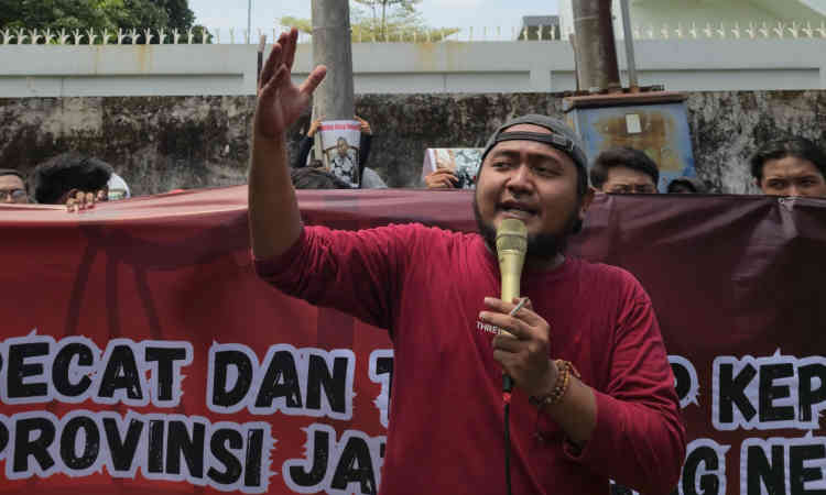 Koordinator Jaka Jatim, Musfiq (tengah), memimpin aksi unjuk rasa di depan Kantor Dinas PRKPCK Provinsi Jawa Timur, Selasa (26/11/2025). Massa menuntut KPK segera mengusut dugaan korupsi dana hibah senilai Rp249 miliar.