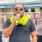 Aktivis Jaringan Kawal Jawa Timur (Jaka Jatim) berorasi di depan Kantor DPMD Provinsi Jawa Timur, Jl. Ahmad Yani, Gayungan, Surabaya, menuntut Kadis DPMD mundur dan mengusut dugaan korupsi Bantuan Keuangan Desa 2024, Rabu (27/11/2025).