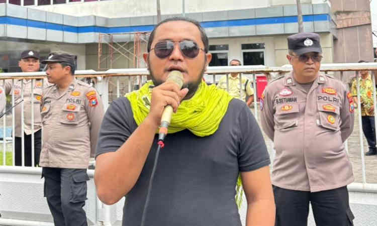 Aktivis Jaringan Kawal Jawa Timur (Jaka Jatim) berorasi di depan Kantor DPMD Provinsi Jawa Timur, Jl. Ahmad Yani, Gayungan, Surabaya, menuntut Kadis DPMD mundur dan mengusut dugaan korupsi Bantuan Keuangan Desa 2024, Rabu (27/11/2025).
