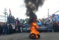 Situasi pasca kerusuhan di Alun-Alun Trunojoyo Sampang setelah unjuk rasa menuntut pelaksanaan Pilkades pada 28 Oktober 2025.