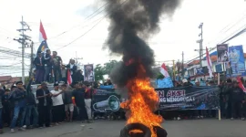 Situasi pasca kerusuhan di Alun-Alun Trunojoyo Sampang setelah unjuk rasa menuntut pelaksanaan Pilkades pada 28 Oktober 2025.