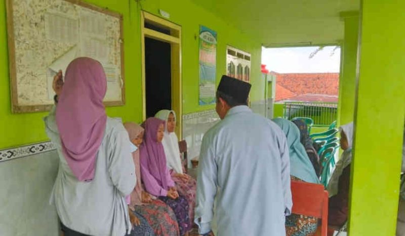 Suasana panik mewarnai sekolah saat belasan siswa MTs di Pamekasan tiba-tiba jatuh sakit usai makan menu Makan Bergizi Gratis.