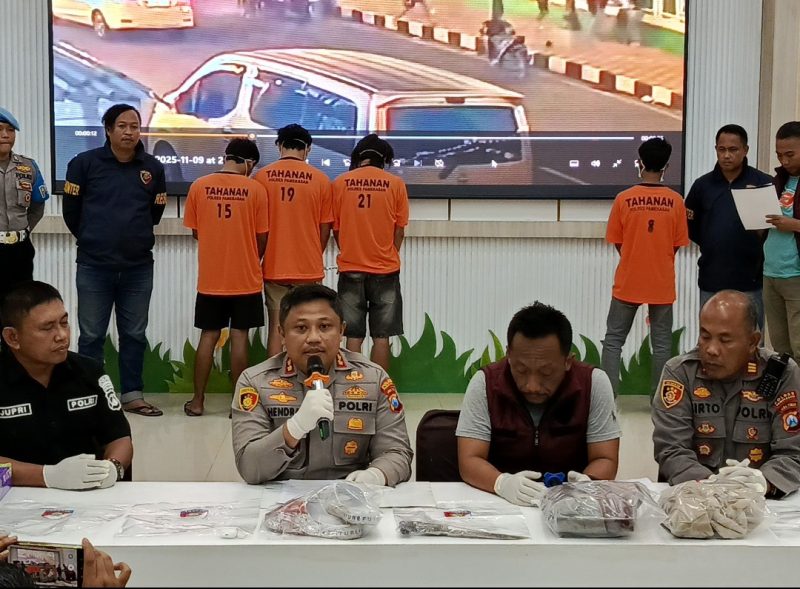 Kapolres Pamekasan AKBP Hendra Triyulianto memberikan keterangan pers terkait perkembangan kasus penganiayaan di depan Masjid Agung As-Syuhada, Minggu (9/11/2025) malam.