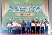 Pengasuh Pondok Pesantren Sumber Bungur, Ir. Abd. Majid Ahmad Madani, S.Pt., M.Sc., IPP. (tiga dari kanan) saat menerima Penghargaan Eco Pesantren Kategori Pratama (10 Besar Terbaik) pada ajang Jatim Environment Community Award 2025 di Gedung Graha Wisata Surabaya, Rabu (24/12/2025).