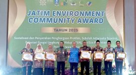 Pengasuh Pondok Pesantren Sumber Bungur, Ir. Abd. Majid Ahmad Madani, S.Pt., M.Sc., IPP. (tiga dari kanan) saat menerima Penghargaan Eco Pesantren Kategori Pratama (10 Besar Terbaik) pada ajang Jatim Environment Community Award 2025 di Gedung Graha Wisata Surabaya, Rabu (24/12/2025).