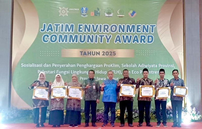 Pengasuh Pondok Pesantren Sumber Bungur, Ir. Abd. Majid Ahmad Madani, S.Pt., M.Sc., IPP. (tiga dari kanan) saat menerima Penghargaan Eco Pesantren Kategori Pratama (10 Besar Terbaik) pada ajang Jatim Environment Community Award 2025 di Gedung Graha Wisata Surabaya, Rabu (24/12/2025).
