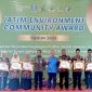 Pengasuh Pondok Pesantren Sumber Bungur, Ir. Abd. Majid Ahmad Madani, S.Pt., M.Sc., IPP. (tiga dari kanan) saat menerima Penghargaan Eco Pesantren Kategori Pratama (10 Besar Terbaik) pada ajang Jatim Environment Community Award 2025 di Gedung Graha Wisata Surabaya, Rabu (24/12/2025).
