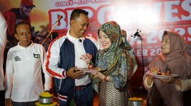 Ali Zainal Abidin Bersama Istri saat perayaan anniversary 1th BIP