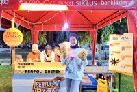 Owner Pentol Ghepek ID, Sitti Nur Hazizah saat menunjukkan produk jualannya.
