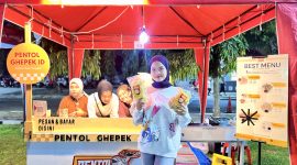 Owner Pentol Ghepek ID, Sitti Nur Hazizah saat menunjukkan produk jualannya.