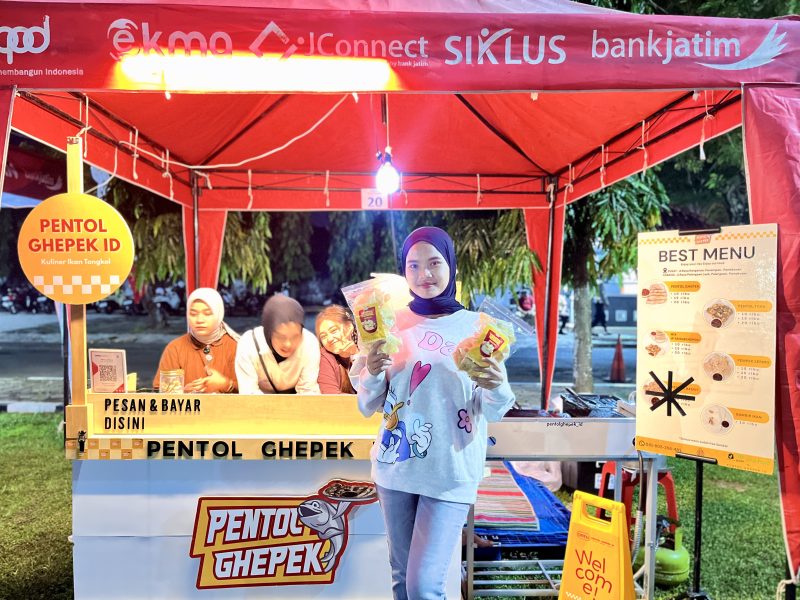 Owner Pentol Ghepek ID, Sitti Nur Hazizah saat menunjukkan produk jualannya.