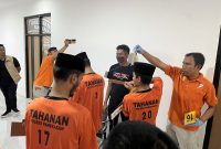 Saat para tersangka melakukan rekonstruksi ulang kasus tawuran berdarah yang terjadi di depan Masjid Agung Pamekasan