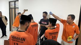 Saat para tersangka melakukan rekonstruksi ulang kasus tawuran berdarah yang terjadi di depan Masjid Agung Pamekasan