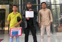 Koordinator Jaka Jatim, Musfiq, menilai KPK tidak layak memberi penghargaan kepada Pemprov Jawa Timur di tengah belum tuntasnya kasus korupsi dana hibah yang merugikan negara hingga triliunan rupiah.