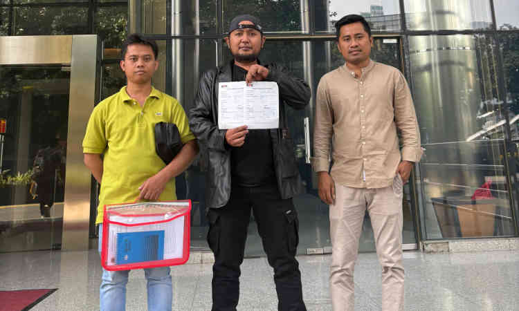 Koordinator Jaka Jatim, Musfiq, menilai KPK tidak layak memberi penghargaan kepada Pemprov Jawa Timur di tengah belum tuntasnya kasus korupsi dana hibah yang merugikan negara hingga triliunan rupiah.