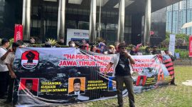 Massa Jaka Jatim saat menggelar aksi demonstrasi di depan Gedung KPK RI, Jakarta Selatan, menuntut penahanan 17 tersangka kasus korupsi Dana Hibah Jatim, Senin (8/12/2025).